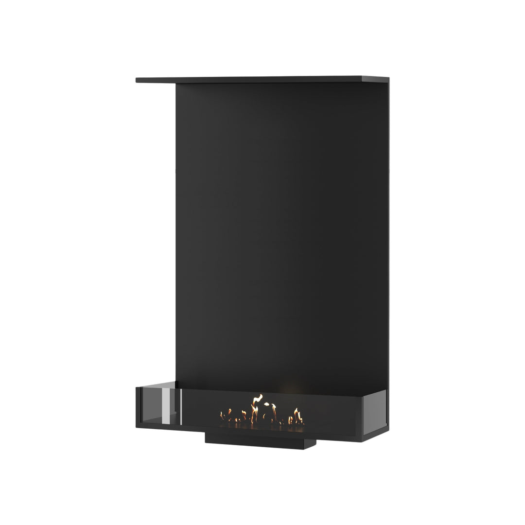 Dreiseitiger Bioethanol Einbaukamin MATE Vertikal 80x120 cm in Schwarz mit niedrigen Glasscheiben und Flammen, Perspektivansicht auf weißem Hintergrund