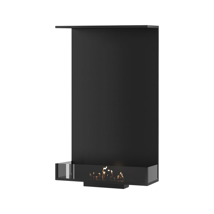 Dreiseitiger Bioethanol Einbaukamin MATE Vertikal 80x140 cm in Schwarz mit niedrigen Glasscheiben und Flammen, Perspektivansicht auf weißem Hintergrund