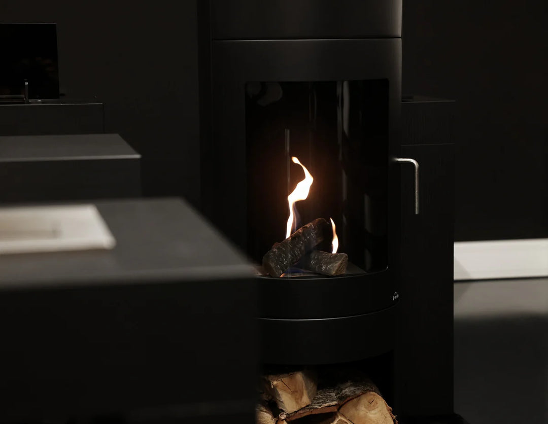 Freistehender Bioethanol Standkamin / Standofen HABEO - rund, schwarz, mit Glastür und Dekofach Nahaufnahme Flammen