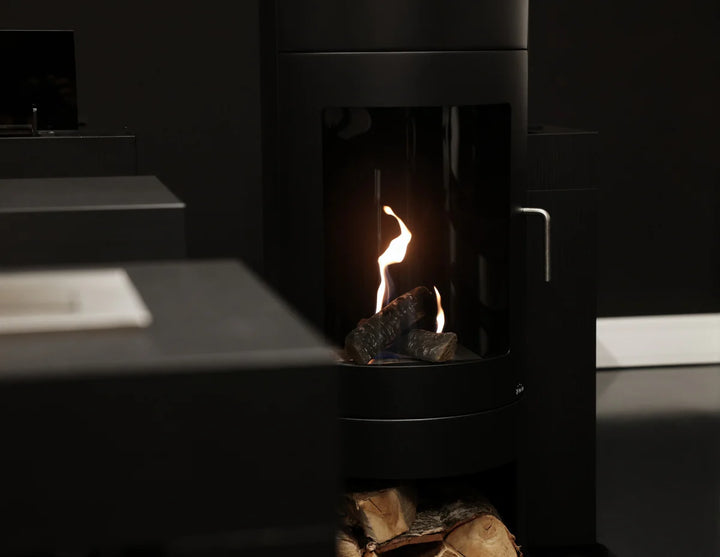 Freistehender Bioethanol Standkamin / Standofen HABEO - rund, schwarz, mit Glastür und Dekofach Nahaufnahme Flammen