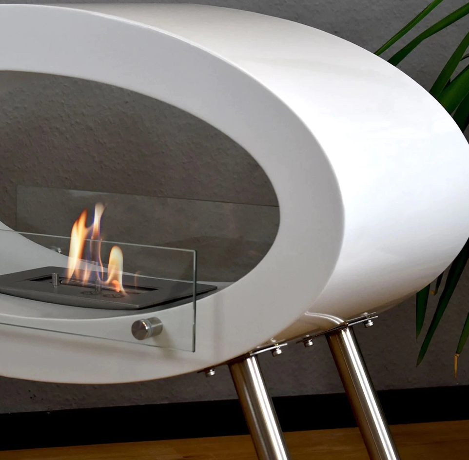 Freistehender Bioethanol Standkamin AMBROISE Weiss Oval Zweiseitig mit Glas in Wohnzimmer Nahaufnahme