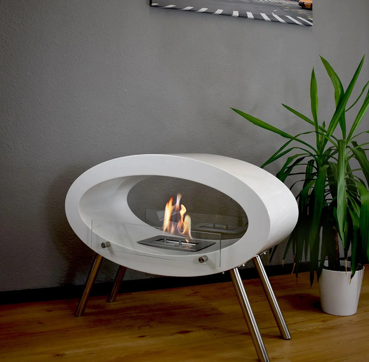 Freistehender Bioethanol Standkamin AMBROISE Weiss Oval Zweiseitig mit Glas stehender Biokamin in Wohnzimmer