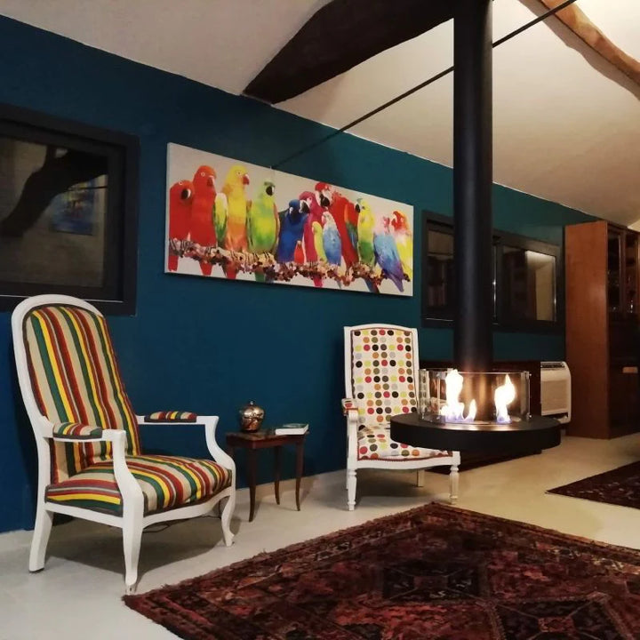 bioethanol-deckenkamin-haengekamin-decke-deckenmontage-ethanolkamin-rund-ativ-mit-glas-runder-brenner-mit-flammen-360-grad-flammenblick-in-wohnzimmer-ueber-teppich