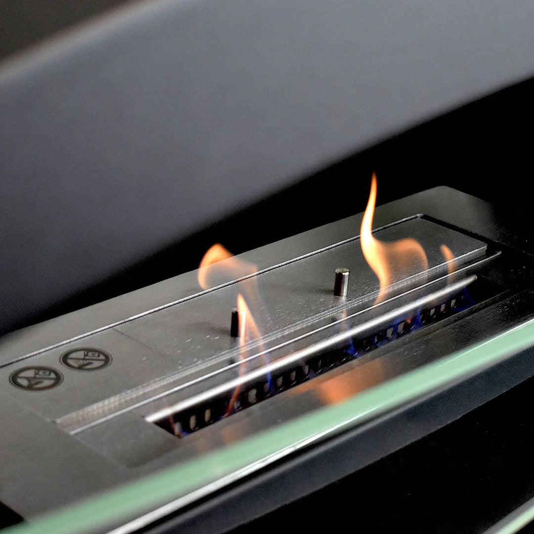 bioethanol-deckenkamin-haengekamin-deckenmontage-decke-ethanolkamin-malema-schwarz-mit-glas-mit-flammen-ellipsenform-wohnzimmer-nahaufnahem-bioethanol-brenner-und-flammen