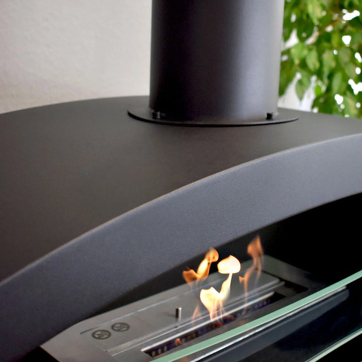 bioethanol-deckenkamin-haengekamin-deckenmontage-decke-ethanolkamin-malema-schwarz-mit-glas-mit-flammen-ellipsenform-wohnzimmer-nahaufnahem-stahl-und-bioethanol-brenner