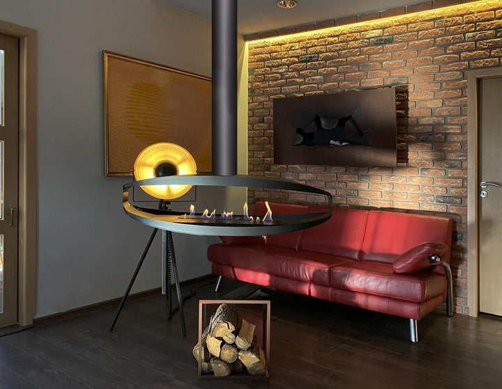 bioethanol-haengekamin-hamo-premium-ethanolkamin-decke-mit-flammen-designerkamin-wohnzimmer-rotes-sofa-weisse-wand-lampe-steinwand-weitwinkel-frontal