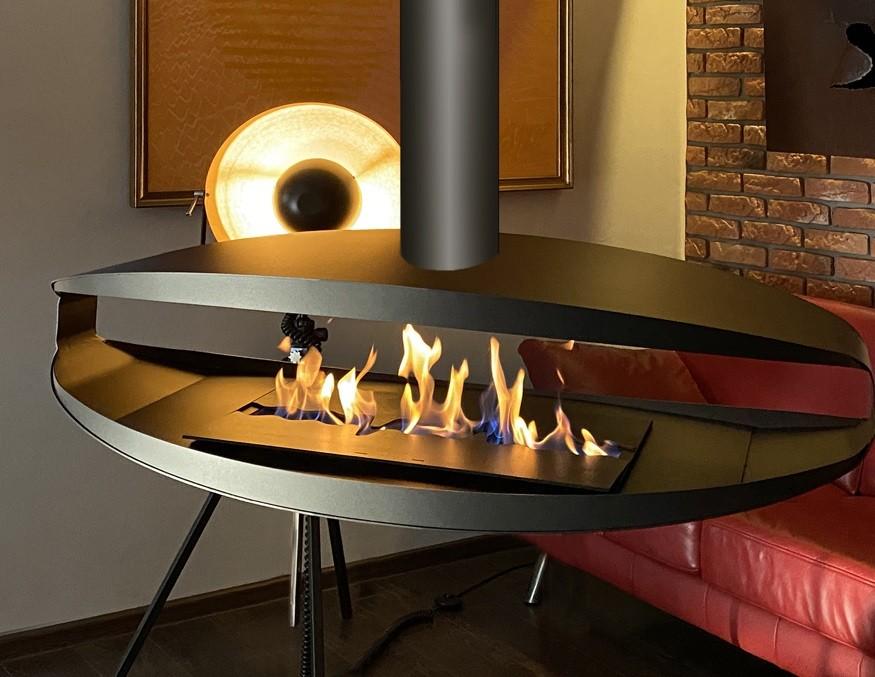 bioethanol-haengekamin-hamo-premium-ethanolkamin-decke-mit-flammen-designerkamin-wohnzimmer-rotes-sofa-weisse-wand-lampe