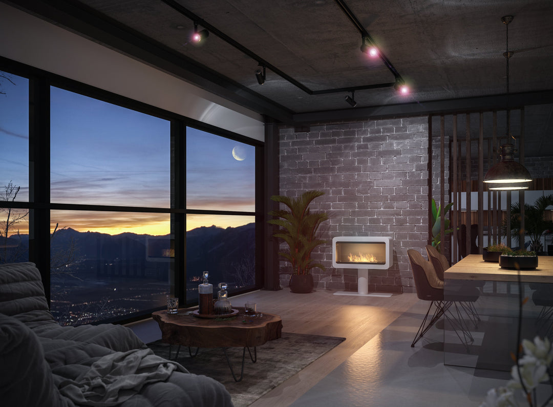 Bioethanol Standkamin INECCO in Weiß in einem Loft mit Panoramafenster bei Abenddämmerung