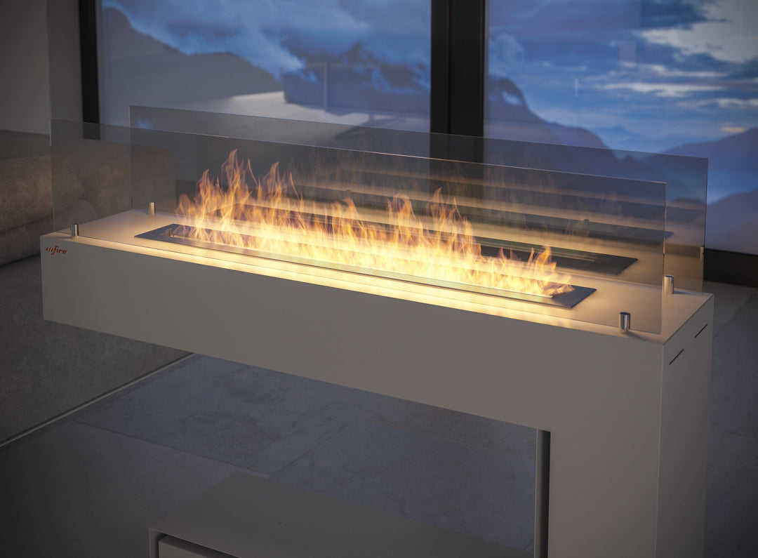 Bioethanol Standkamin SPECTRUM mit Glasscheibe und Flammen vor einer Fensterfront, Nahansicht