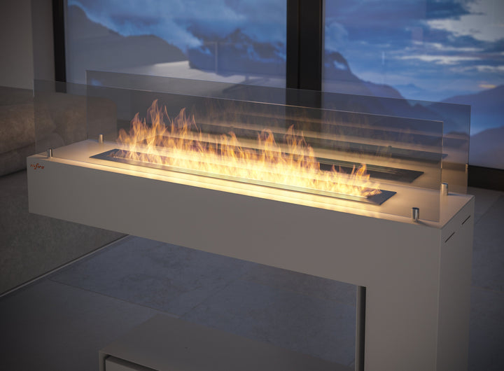 Bioethanol Standkamin SPECTRUM mit Glasscheibe und Flammen vor einer Fensterfront, Nahansicht