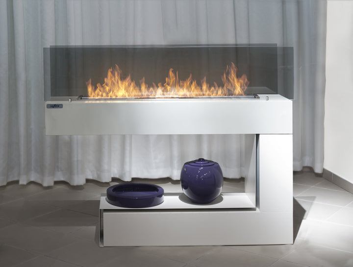 Bioethanol Standkamin SPECTRUM in Weiß mit Glasscheibe und Flammen, Nahansicht mit Dekovasen