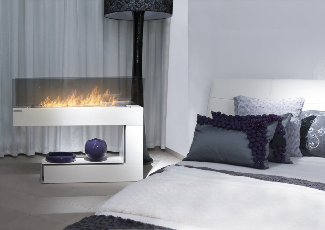 Bioethanol Standkamin SPECTRUM in Weiß mit Glasscheibe und Flammen im Schlafzimmer