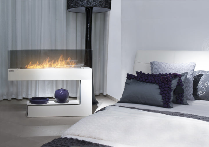 Bioethanol Standkamin SPECTRUM in Weiß mit Glasscheibe und Flammen im Schlafzimmer