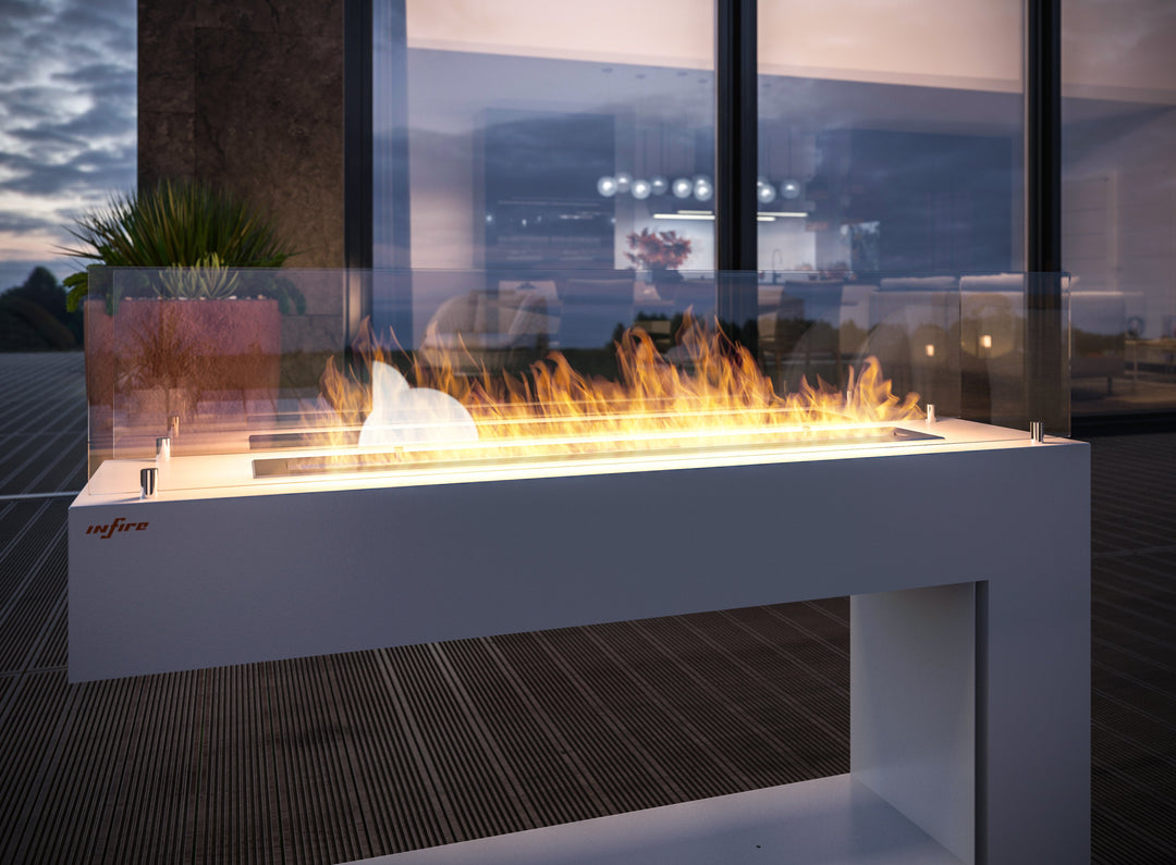 Bioethanol Standkamin SPECTRUM in Weiß mit Glasscheibe und Flammen auf einer Terrasse, Nahansicht
