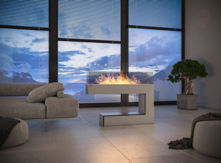 Bioethanol Standkamin SPECTRUM in Weiß mit Flammen im Wohnzimmer vor einer Fensterfront mit Bergblick