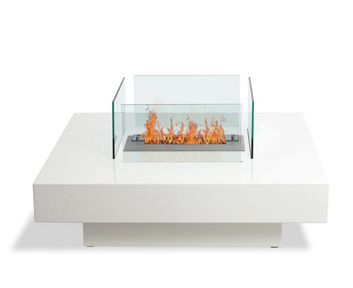 bioethanol-tischkamin-standkamin-couchtisch-quadratisch-70x70cm-weiss-mit-vierseitigen-glas-ethanol-tischfeuer-standkamin-draufsicht-mit-flammen