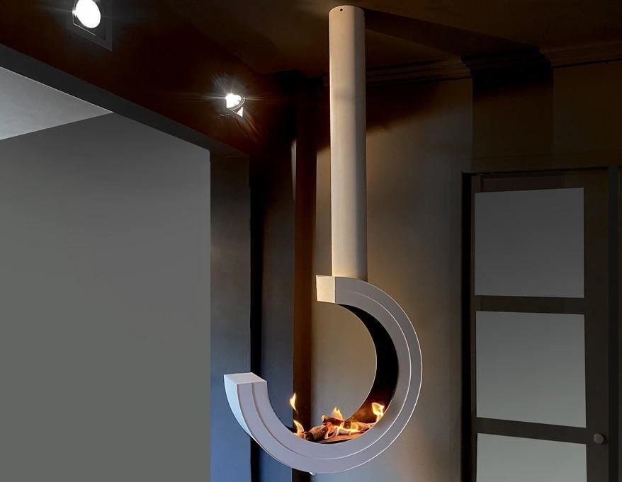 Bioethanol Deckenkamin ARCOS 3/4 in Weiß mit Flammen, Gesamtansicht im Ausstellungsraum
