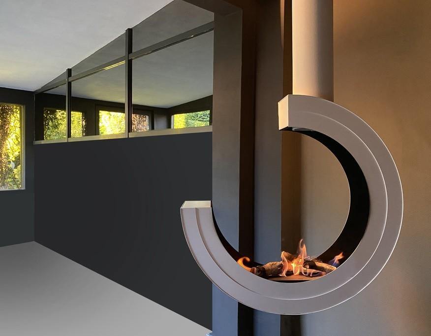 Bioethanol Deckenkamin ARCOS 3/4 in Weiß mit Flammen und Keramikholz, Kaminbasis im Ausstellungsraum