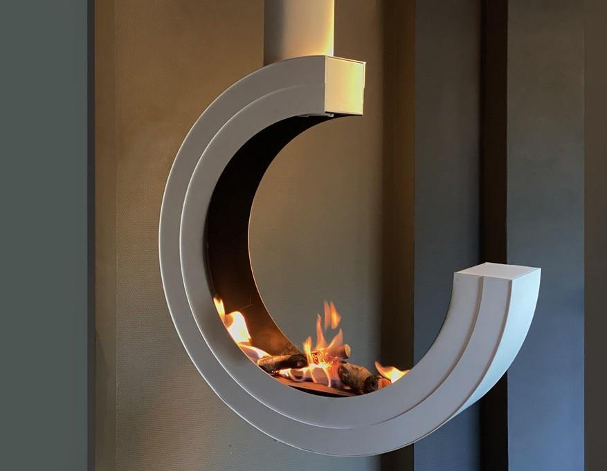 Bioethanol Deckenkamin ARCOS 3/4 in Weiß, Detailansicht der Kaminbasis mit Flammen und Keramikholz