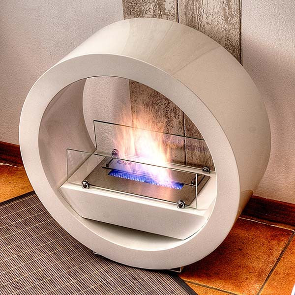 Bioethanol Tischkamin IZOA in Weiß mit Glas, in einem Wohnzimmer
