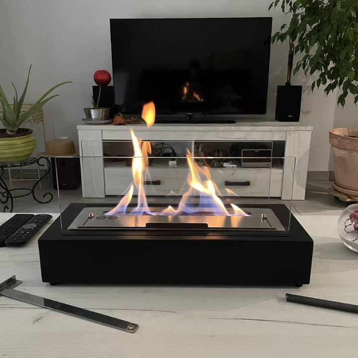 Bioethanol Tischkamin KOBE in Schwarz mit Glas und Flammen, auf einem Tisch