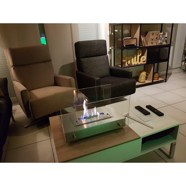 Bioethanol Tischkamin NOVITA in Schwarz mit Glas und Flammen, auf einem Tisch