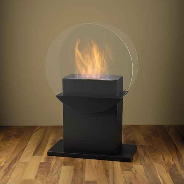 Bioethanol Tischkamin Standkamin FLUVIA in Schwarz, in einem Wohnzimmer
