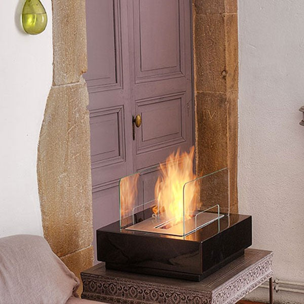 Bioethanol Tischkamin STELLA in Schwarz mit Glas und Flammen, in der Frontansicht